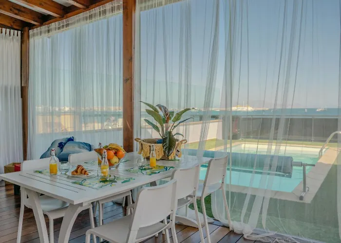 Oasis Beachfront By Holidays 빌라
