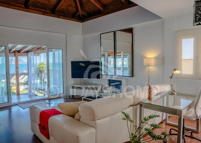 Oasis Beachfront By Holidays 코라레호
