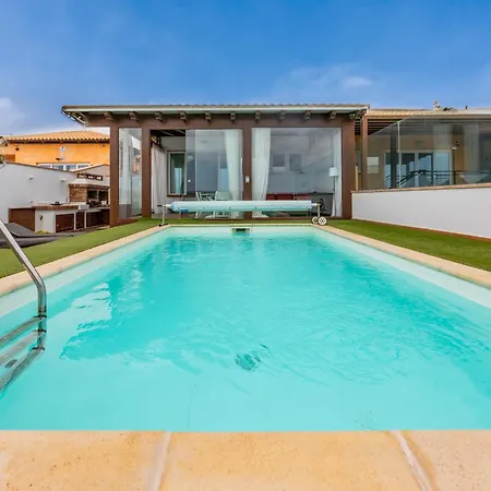 וילה Oasis Beachfront By Holidays קורלחו
