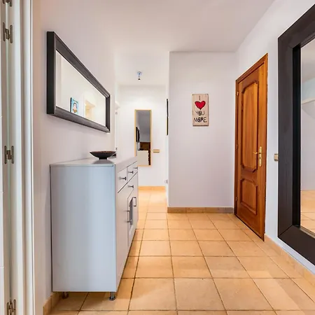 Oasis Beachfront By Holidays * קורלחו